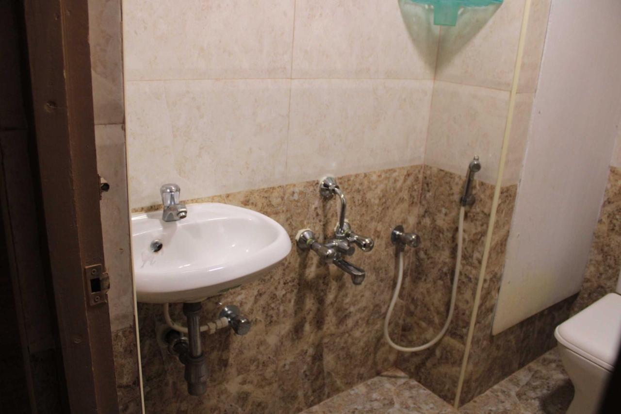 Hotel Adhi Residency - Cleanliness & Friendliness Room Vl Vardharaja Temple Kancheepuram Exteriör bild